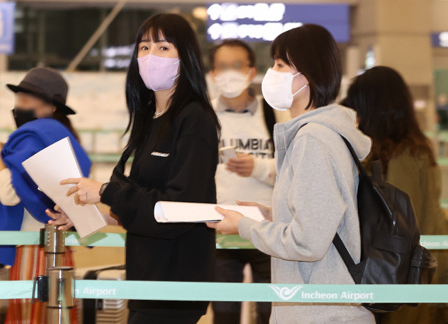 16일 오후 그리스로 출국하는 이재영 이다영 쌍둥이 자매. 인천공항 | 연합뉴스