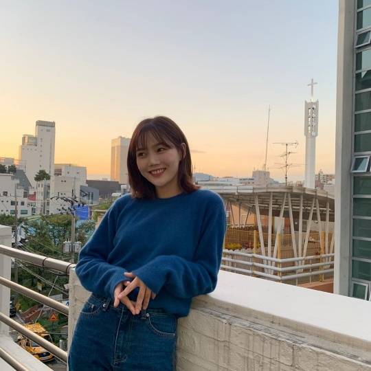 Group OH MY GIRL Choi Hyo-jung reported on the recent transformation into Banghair.Choi Hyo-jung released a photo of the sky on the roof of the building with an article on his instagram on the 17th.Choi Hyo-jung in the photo is wearing a dark blue knit and jeans and making a fresh smile.Adding to his cute charm by transforming into Banghair, he pointed his finger at his head and looked like he was winking.Fans commented admiring Choi Hyo-jungs changed hairstyle, including The bangs are so pretty, The cover is God, Whats going on, its so beautiful, and so on.Meanwhile, Choi Hyo-jung is appearing as a master in TV Chosun Tomorrow is a national singer.