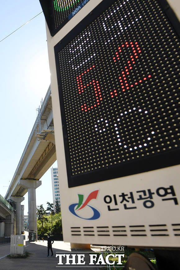 전국 대부분 지역에 한파가 찾아온 17일 오전 인천 서구 검암역 일대의 온도계가 5.2도를 가리키고 있다.