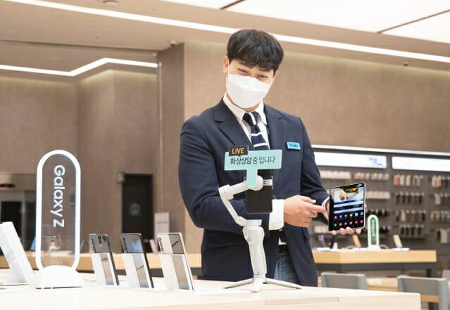 삼성전자 비대면 통합 쇼핑 서비스 'e-디테일러'의 라이브 화상 상담하는 모습 (사진=삼성전자)