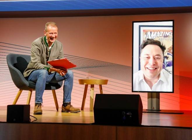 헤르베르트 디스 폭스바겐 CEO가 14일(현지 시각) 폭스바겐 임원 회의에 원격으로 참석한 일론 머스크 테슬라 CEO와 대화를 나누고 있다. /헤르베르트 디스 트위터