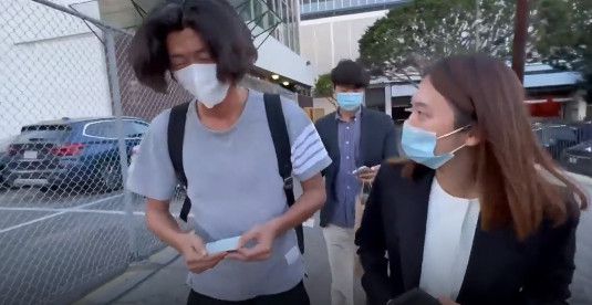 10월 15일(현지시각) 긴급 여권을 받기 위해 미국 LA 총영사관에 간 남욱 변호사(왼쪽). / JTBC 뉴스 캡처