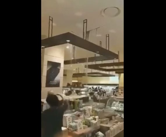 지난 12일 오후 2시께 서울 서초구 신세계백화점 강남점 지하 1층 식품관에서 누수 사고가 발생했다. 당시 현장 모습. 트위터 캡처.