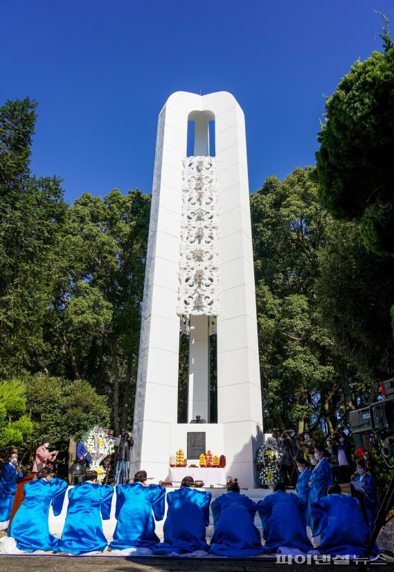 17일 사라봉 모충사 김만덕 묘탑에서 제42회 만덕제 봉행과 함께 김만덕상 시상식이 열렸다.