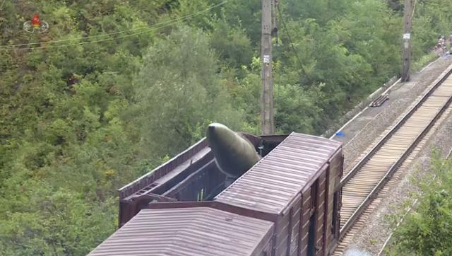 9월 15일 북한 중부 산악지대 철로 위에서 실시된 철도기동미사일연대의 시험발사 장면. 국방발전박람회에 전시된 것(위 사진)과 동일 기종이다. 조선중앙TV 캡처