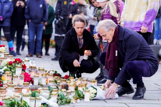 요나스 가르 스퇴레 노르웨이 신임 총리가 15일 콩스베르그시를 방문해 화살 난사 사건으로 숨진 피해자들을 추모하고 있다. 콩스베르그=로이터 연합뉴스
