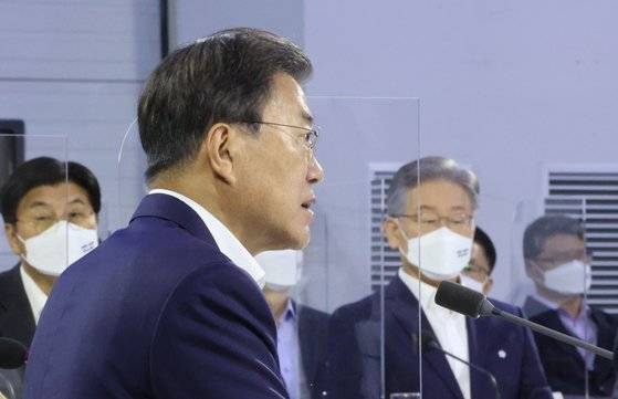 문재인 대통령이 14일 오후 세종시 정부세종컨벤션센터에서 열린 '균형 발전 성과와 초광역협력 지원전략 보고'행사에서 발언하고 있다. 오른쪽은 더불어민주당 대선후보인 이재명 경기도지사. 연합뉴스