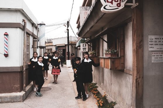 울산 남구 장생포 고래문화마을에서 관광객들이 교복을 입고 사진을 찍고 있다. [사진 울산ㄴ 남구청]