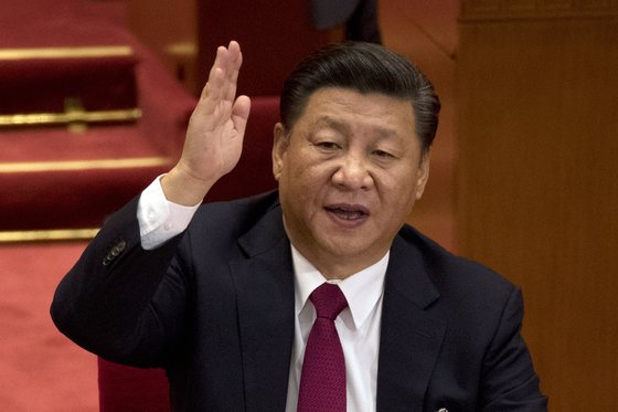 시진핑 중국 국가주석이 지난달 24일 베이징 인민대회당에서 열린 제19차 당대회 폐막식에서 손을 들어 안건에 대한 찬성을 밝히고 있다. [AP=연합뉴스]