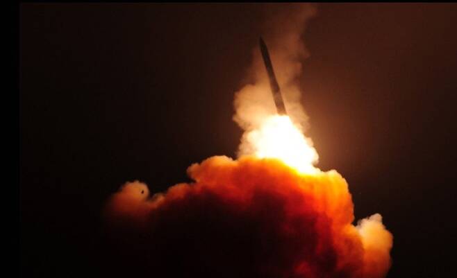 미 본토에서 ICBM '미니트맨 III' 발사 훈련을 하고 있다. 미 공군