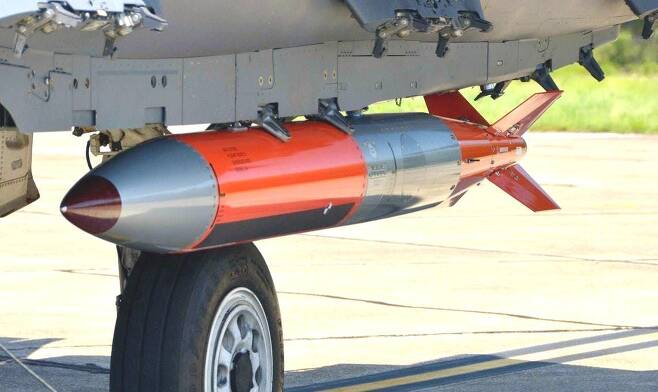 B61-12 전술 핵폭탄을 장착한 전투기. 미 공군
