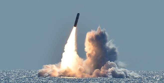 2018년 5월 26일 미국 해군의 오하이오급 핵추진 전략잠수함인 네브라스카함(SSBN 739)이 미 캘리포니아주 앞바다에서 트라이던트Ⅱ 잠수함발사미사일(SLBM)을 쏘고 있다. 이 미사일은 훈련용으로 핵탄두를 실지 않았다. 미 해군