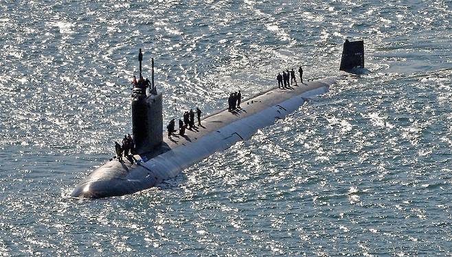 2016년 2월 부산 해군작전사령부에 입항한 미국 해군 잠수함 노스캐롤라이나함(7800t급). 2007년 5월 취역한 노스캐롤라이나함은 버지니아급 공격용 핵추진 잠수함으로 길이 115ｍ, 승조원은 130여 명이다. 중앙포토