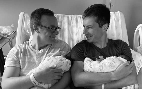 부티지지(오른쪽)와 그의 남편 글래즈먼이 입양한 두 아이를 각각 안고 미소 짓고 있다. [부티지지 트위터 캡처]