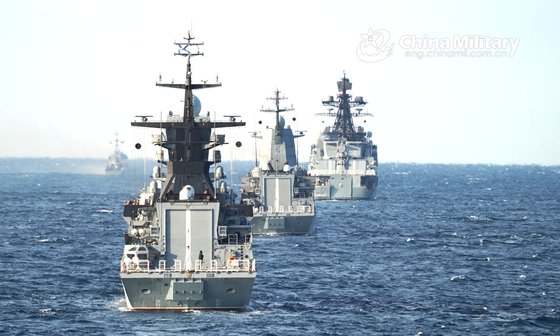 해상연합-2021에 참가한 중국과 러시아 전투함이 항해하고 있다  China Military