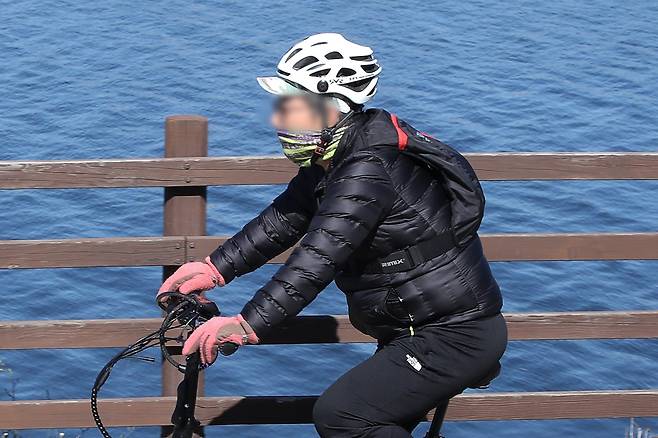 기온이 10도 이상 내려가며 갑작스런 추위가 찾아온 17일 인천 서구 아라뱃길을 찾은 한 시민이 패딩 옷을 입고 자전거를 타고 있다. 장진영 기자