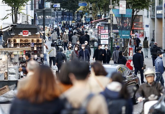 17일 오후 서울 명동을 찾은 시민들이 거리를 걷고 있다. 연합뉴스