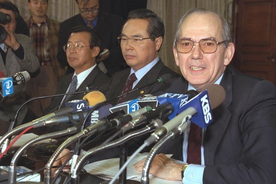 1997년 12월3일 자금지원협상에 합의한 미셸 캉드쉬(사진 오른쪽) 국제통화기금(IMF) 총재와 임창열 부총리(가운데), 이경식 한국은행총재가 서울 광화문 정부종합청사에서 협상결과를 발표하고 있다. [중앙포토]