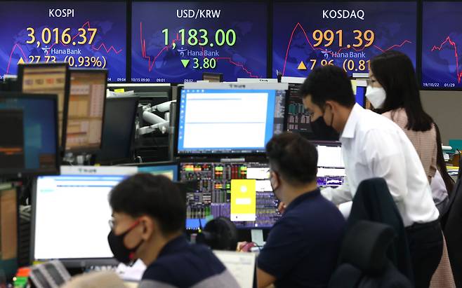Dealers look at monitors at Hana Bank headquarters in central Seoul on Friday morning, as both South Korea's benchmark Kospi and tech-heavy traded lower. (Yonhap)