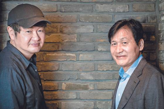 Director Hur Jin-ho, left and actor Ahn Sung-ki pose for a photo. Hur is the president of the jury for the GwangHwamMun International Short Film Festival, and Ahn is the director. [JANG JIN-YOUNG]