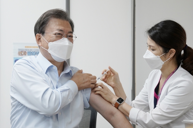 문재인 대통령이 15일 서울 국립중앙의료원 코로나19 중앙예방접종센터에서 코로나19 백신 추가 접종을 받고 있다. 연합뉴스.