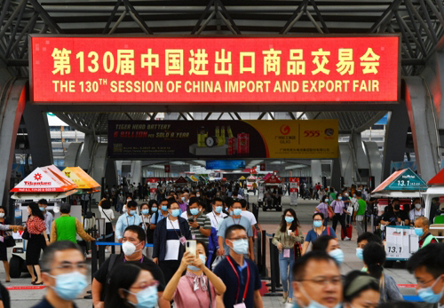 중국 광둥성 광저우에서 열리고 있는 130회 중국 수출입 상품 박람회에서 15일 참석자들이 분주히 오가고 있다. [사진출처=연합뉴스]