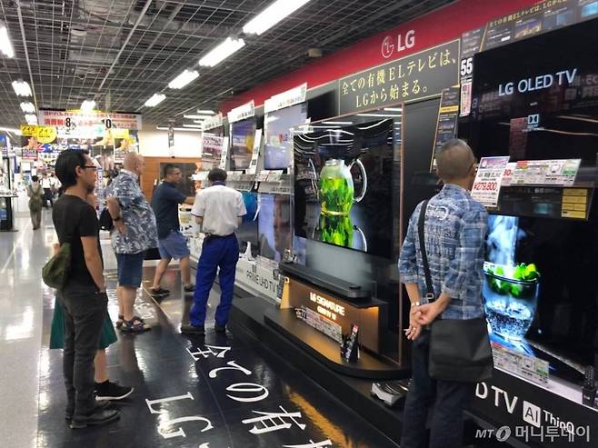 일본 도쿄 아키하바라에 있는 요도바시 카메라 아키바점에서 소비자들이 LG전자 '올레드 TV'를 살펴보고 있는 모습/사진=이정혁 기자 /사진=이정혁