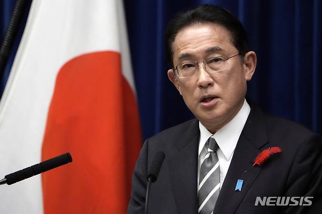 [도쿄(일본)=AP/뉴시스]지난 14일 기시다 후미오 일본 총리가 기자회견에서 발언하고 있다. 2021.10.15.