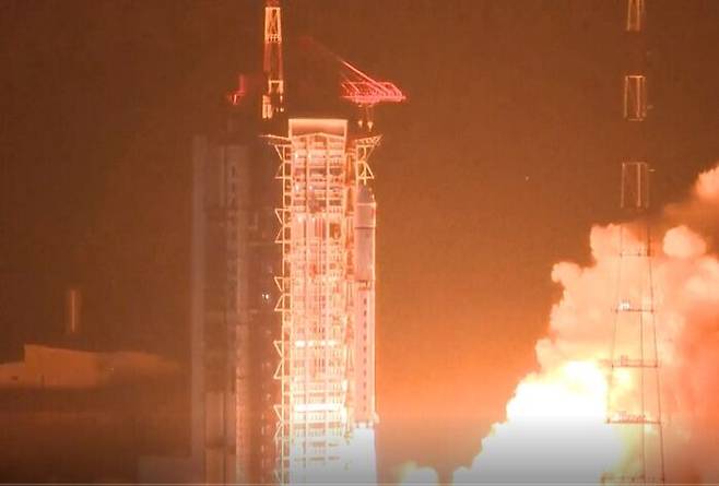중국은 10월 14일에도 첫 태양 탐사 위성 '시허호'를 발사했다.