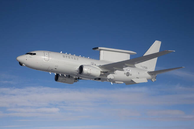 한국 공군 E-737 공중조기경보통제기가 성능 검증을 위한 시험비행을 하고 있다. 세계일보 자료사진