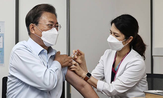 문재인 대통령이 지난 15일 서울 국립중앙의료원 코로나19 중앙예방접종센터에서 코로나19 백신 추가 접종을 받고 있다. 연합뉴스