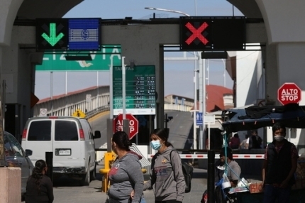 멕시코 치와와주의 미국 접경지대 시우다드 후아레즈에서 시민들이 ‘파소 델 노르테 국제 다리’를 걷는 모습. 미국은 11월부터 코로나19 백신 접종 완료자에게 국경을 전면 개방키로 했다. 세계일보 자료사진