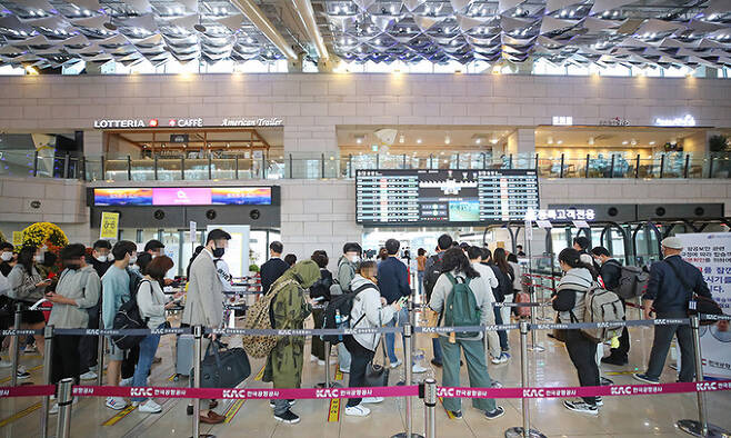 지난 15일 오전 서울 김포공항 국내선 청사에서 승객들이 탑승수속을 밟고 있다. 연합뉴스
