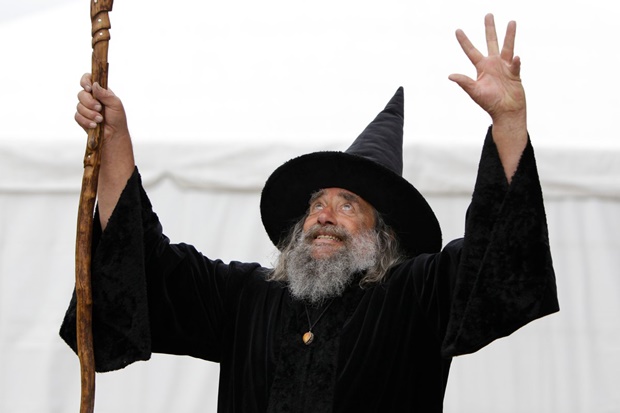 30년 넘게 뉴질랜드의 얼굴로 활약한 ‘공식 마법사가’ 해고됐다. 15일 가디언 보도에 따르면 뉴질랜드 크라이스트처치시의회는 세계 유일의 ‘국가 공인 마법사’ 이안 브라켄버리 채널(88)과의 계약을 종료했다.