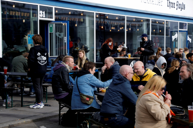 지난 4월 덴마크 코펜하겐의 한 식당에서 마스크를 쓰지 않은 시민들이 식사를 하고 있다. /로이터연합뉴스