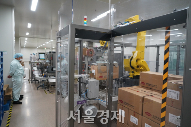 최근 베이징한미약품이 자동화 생산 설비 등 증설을 완료한 가운데 15일 로봇 팔이 제품을 포장하고 있다.