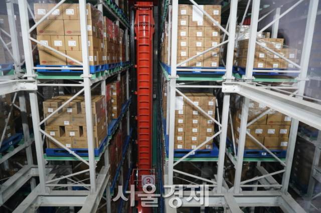 베이징한미약품의 스마트 자동화 물류 창고 내부 모습.