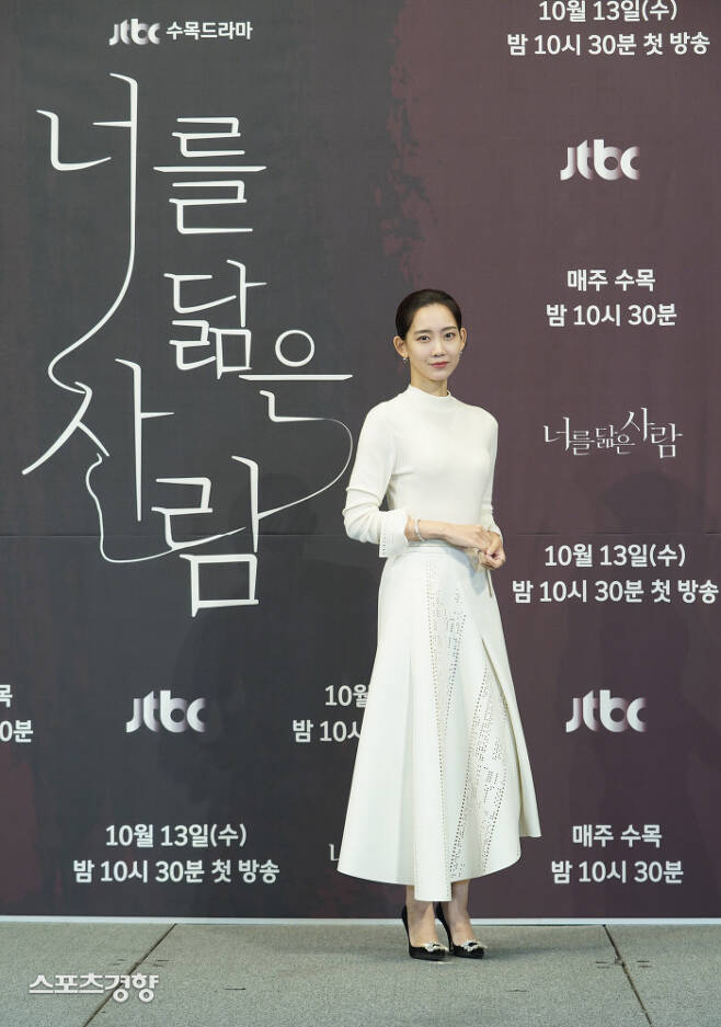 JTBC 수목극 ‘너를 닮은 사람’에 출연한 배우 신현빈이 지난 13일 열린 제작발표회에서 포즈를 취하고 있다. 사진 JTBC