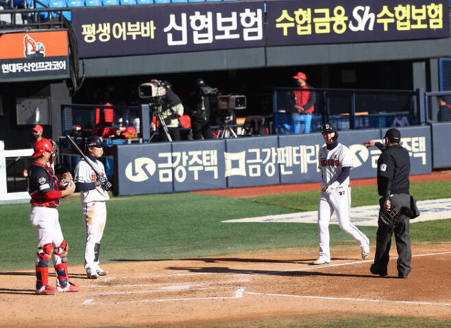 두산 박건우가 17일 잠실야구장에서 KIA와의 경기에서 3회말 2사 만루 때 KIA 선발 이민우의 보크로 홈으로 들어오고 있다. 연합뉴스