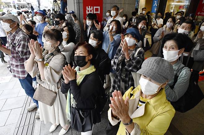 연설듣는 일본 유권자 (교토 교도=연합뉴스) 17일 오후 일본 교토(京都)시에서 유권자들이 가두 연설을 들으며 박수를 치고 있다.