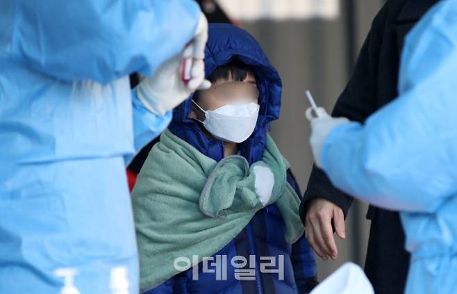 전국 대부분 지역에 한파특보가 내려진 17일 서울역광장에 마련된 코로나19 임시선별진료소를 찾은 한 어린이가 두터온 옷을 입고 검사를 받기 위해 대기하고 있다.(사진=방인권 기자)