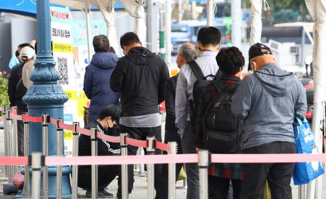 14일 서울역 광장에 마련된 코로나19 임시선별검사소를 찾은 시민들이 검체 검사를 위해 대기하고 있다. (사진 = 연합뉴스 제공)