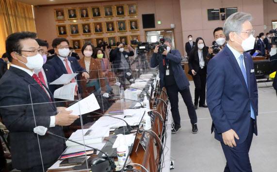 더불어민주당 대선후보인 이재명 경기도지사가 18일 경기도 수원시 경기도청에서 열린 국회 행정안전위원회의 경기도에 대한 국정감사에서 김용판 김용판 의원과 논쟁을 벌인 후 이동하고 있다. (사진=연합뉴스)