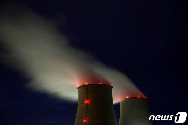 12일(현지시간) 프랑스 벨빌의 한 원자력 발전소 냉각 타워에서 증기가 나오고 있다. © 로이터=뉴스1 © News1 금준혁 기자