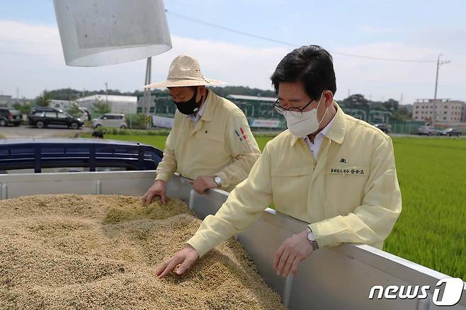 양승조 지사는 2025년까지 도내 벼 재배 면적의 30%에 충남이 개발한 신품종을 보급해 대한민국 최고 쌀을 생산하겠다고 밝혔다.(충남도 제공)© 뉴스1