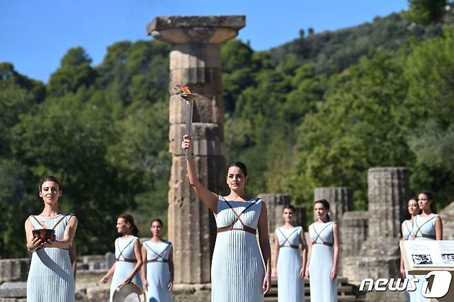 그리스 여사제들이 18일 베이징 동계올림픽 성화를 채화하고 있다. © AFP=뉴스1