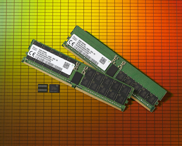 SK하이닉스가 세계 최초로 출시한 2세대 10나노미터급(1y) DDR5 D램. 사진=SK하이닉스