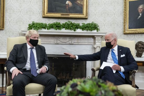 조 바이든(오른쪽) 미국 대통령이 지난 9월 워싱턴DC 백악관 집무실에서 자국을 방문한 보리스 존슨 영국 총리와 회담하고 있다. ＜사진=AP연합＞