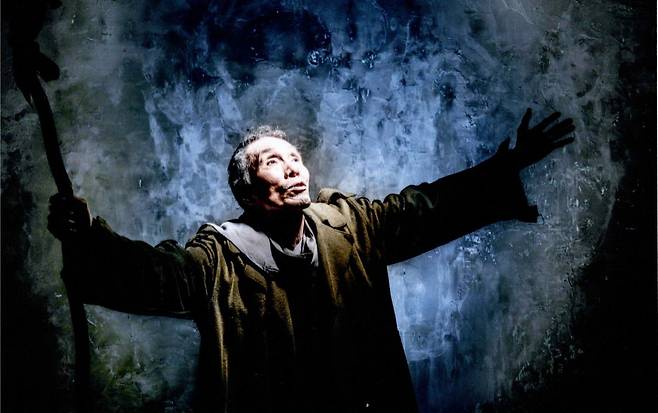 2014년 국립극단의 셰익스피어 연극 '템페스트'에서 쫓겨난 권력자이자 마법사인 프로스페로 역을 맡은 오영수. /오영수 제공