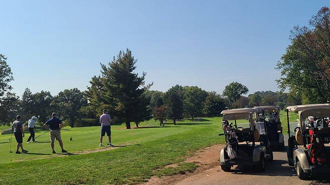 미국 뉴욕시 인근 한 퍼블릭 골프장에서 지난 15일 골퍼들이 티샷을 하고 있다. /뉴욕=정시행 특파원